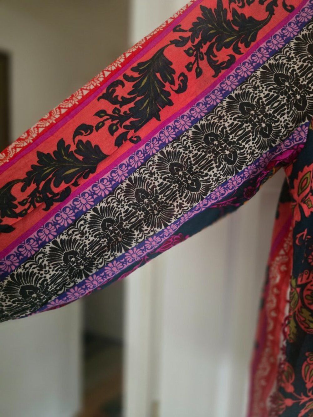 Avara Light and Airy Multi-Colored Blouse M NWOT - Picture 3 of 3